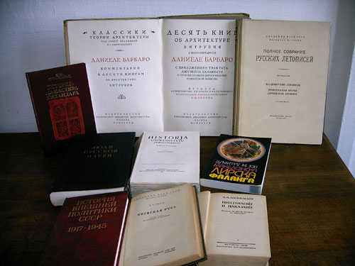 Originalsprachige Literatur (u.a. große Auswahl an Slawistik)